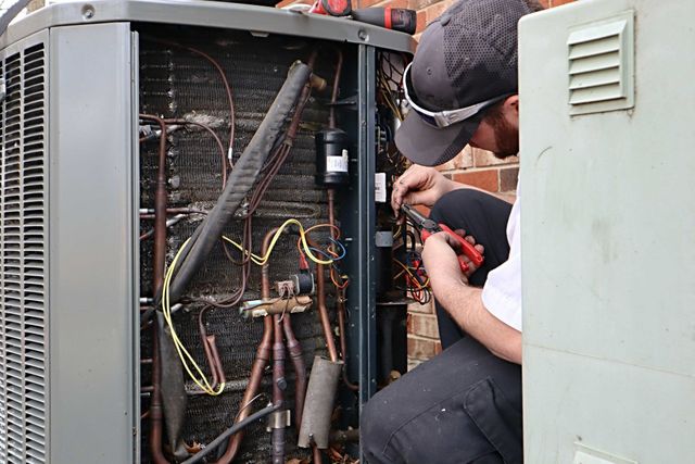 Techniker installiert Wärmepumpe - professioneller Service von xpansio